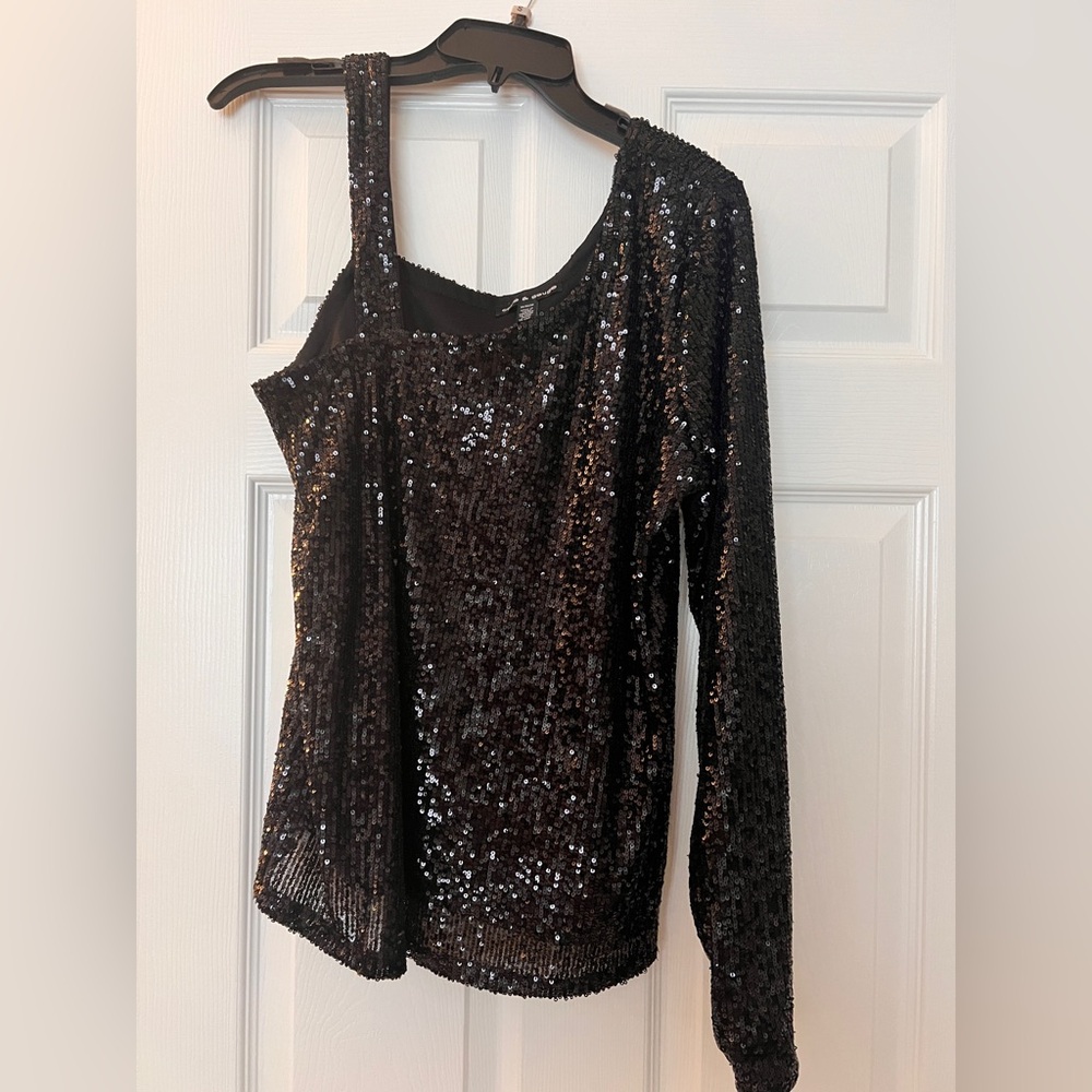 Cable & Gauge Black Sequin Blouse
Great for New Year's Eve!